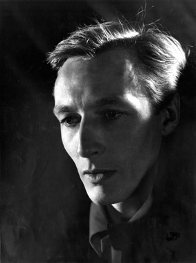Back to Black Exhibition Picture
John Neville as Hamlet,
London Old Vic, 1957.
Angus McBean Photograph.
© Harvard Theatre Collection,
Houghton Library, Harvard University.